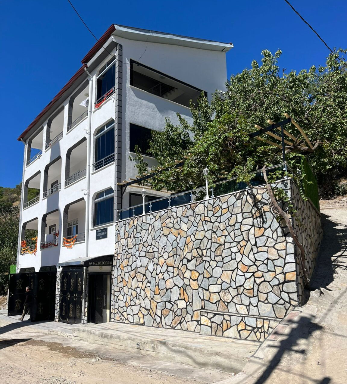 KARDEŞLER APARTMANI